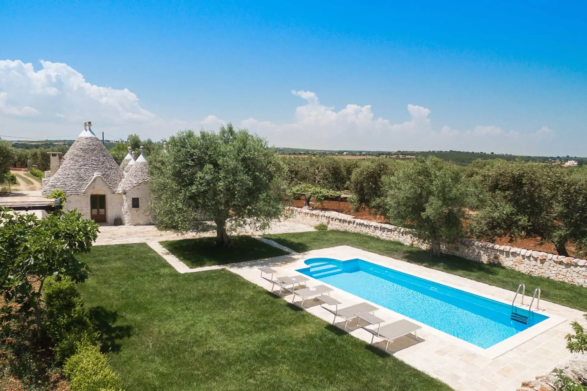 02_Trullo_Due_Ulivi_swimming_pool_outside_view (2)_risultato