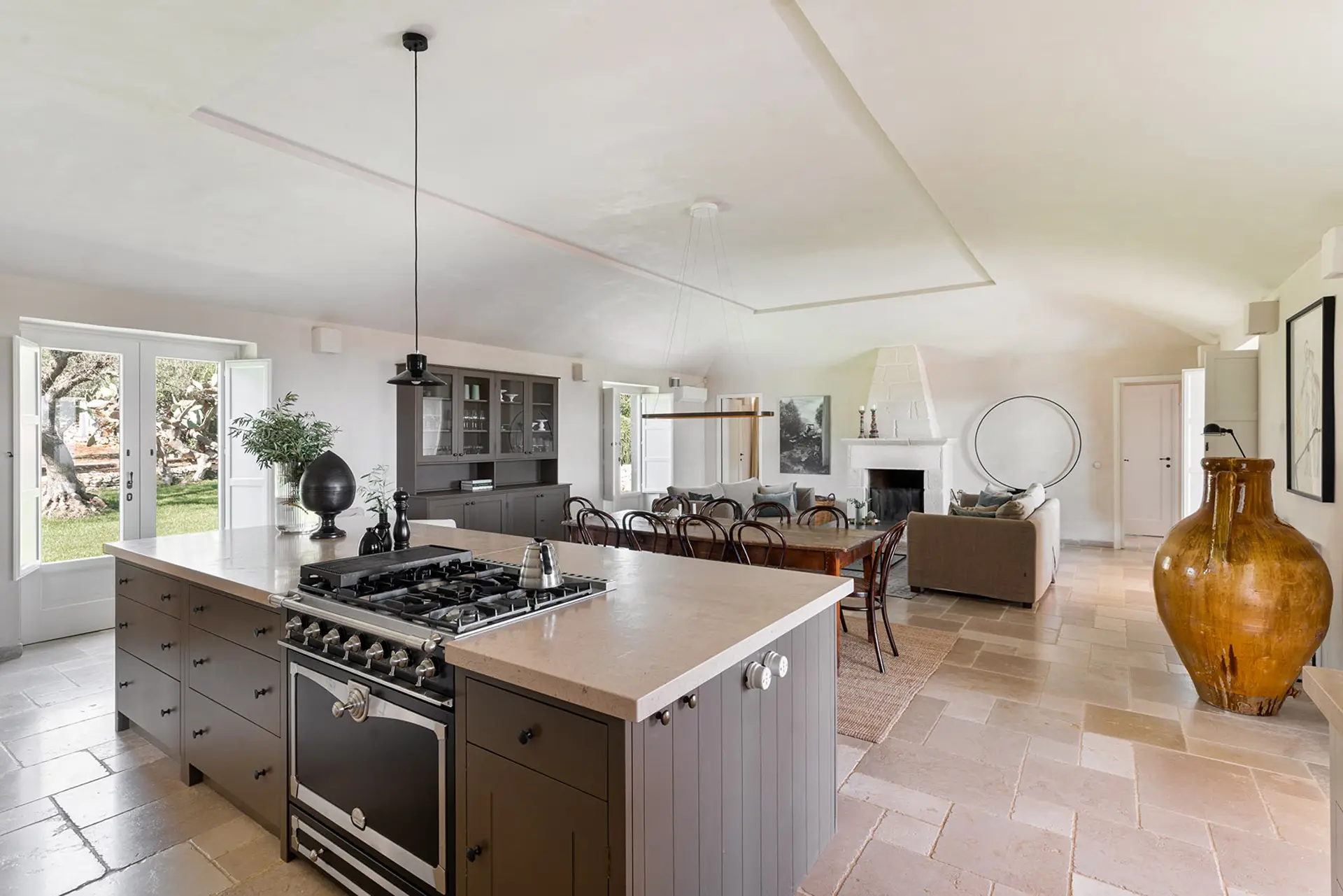 04_NUOVA_Villa_Margareta_Puglia_Paradise_luxury_seafront_kitchen_island