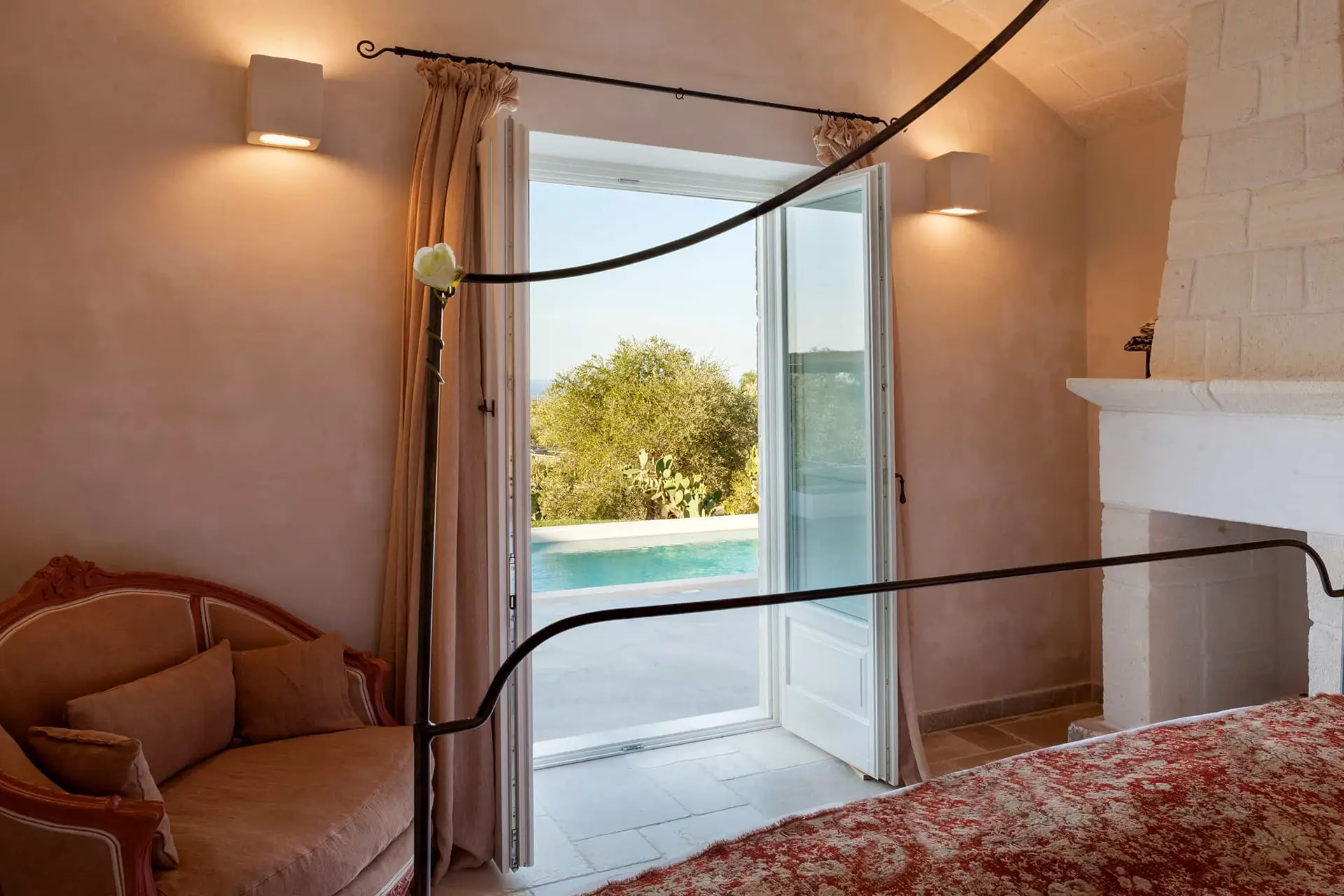05_Villa_Margareta_Puglia_Paradise_luxury_seafront_bedroom_ensuite_bathroom_seafront_pool_view
