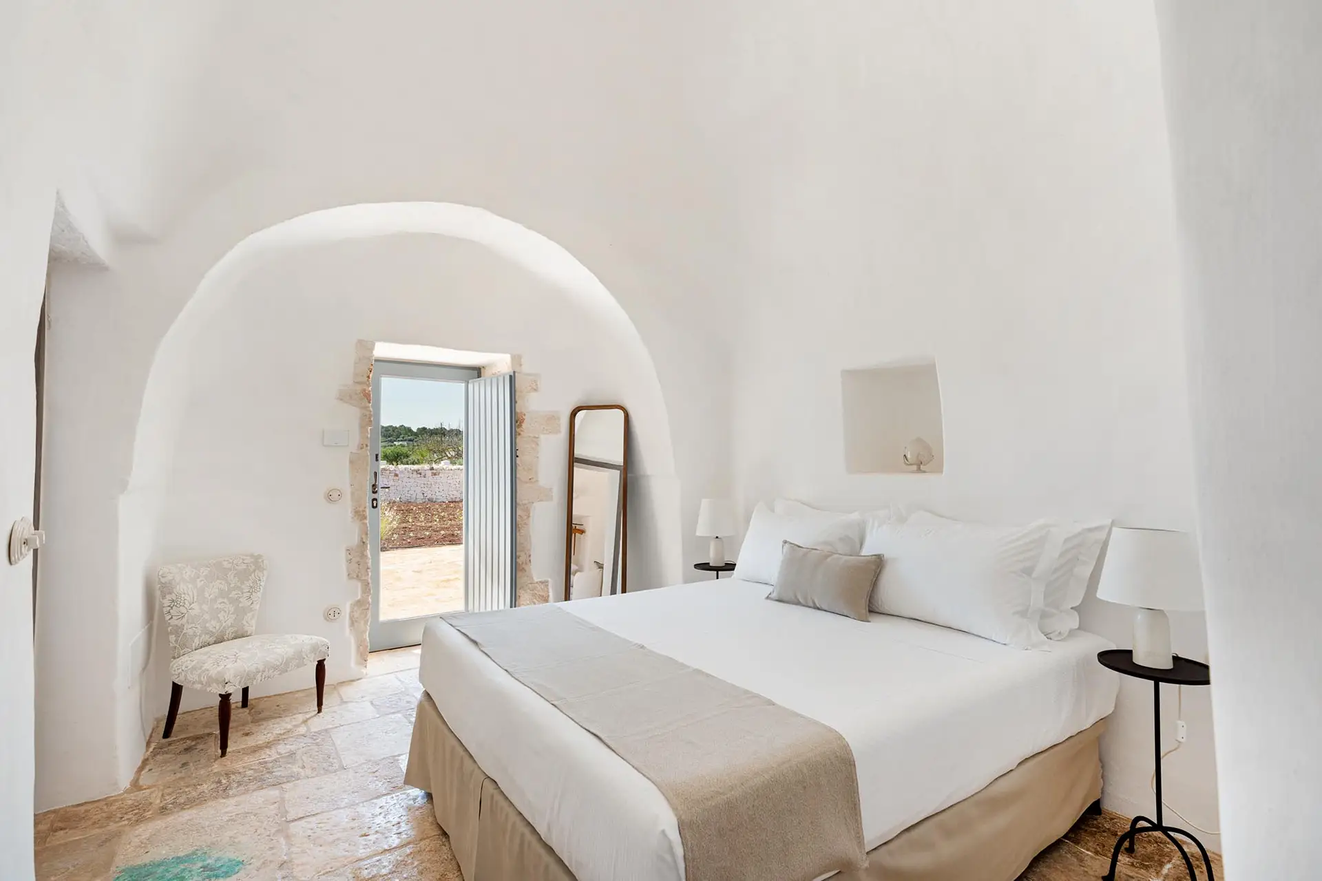 Suite with ensuite, private living, independent access