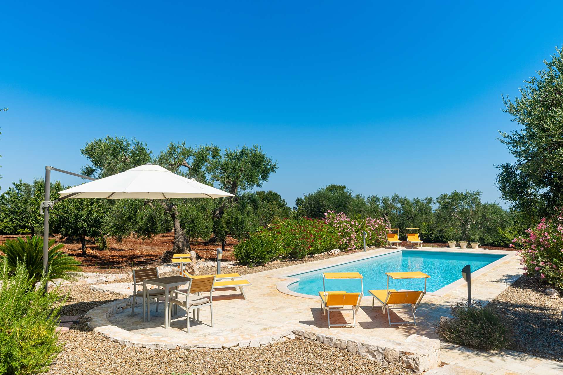 Solarium e piscina privata