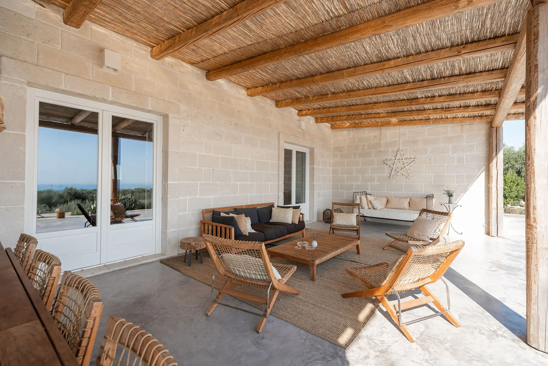 Living esterno con vista mare