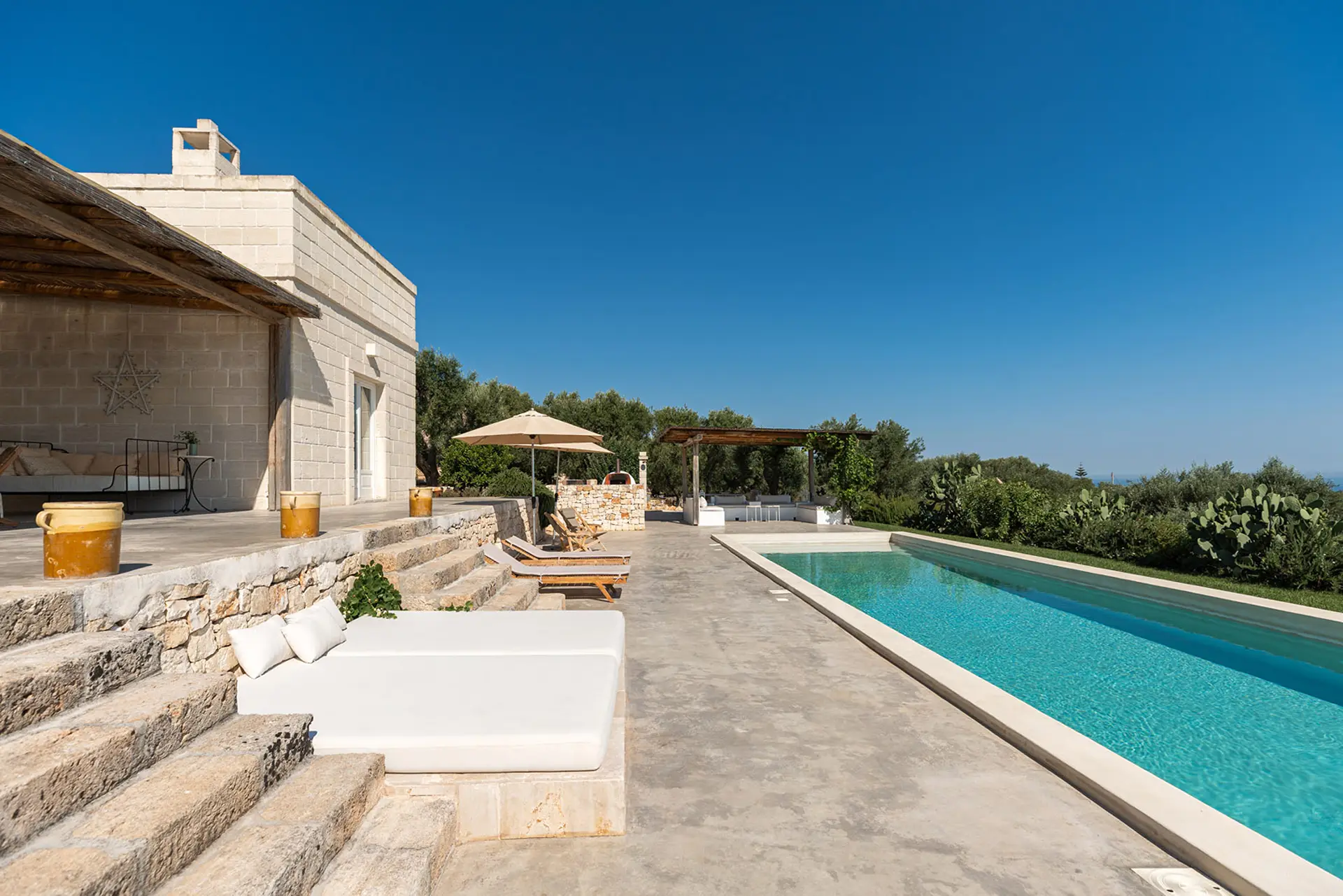 Solarium e piscina privata con vista mare