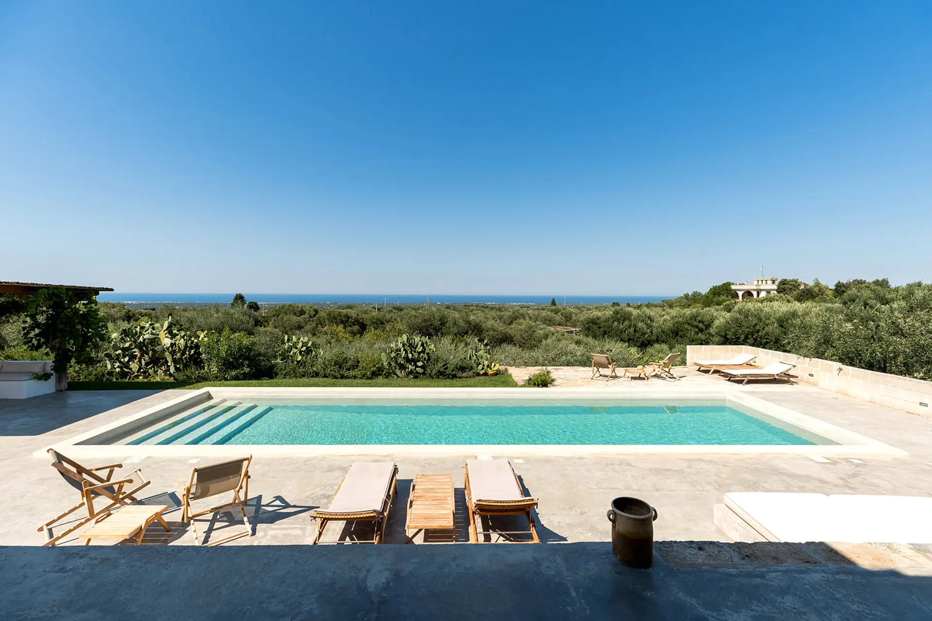 Solarium e piscina privata con vista mare