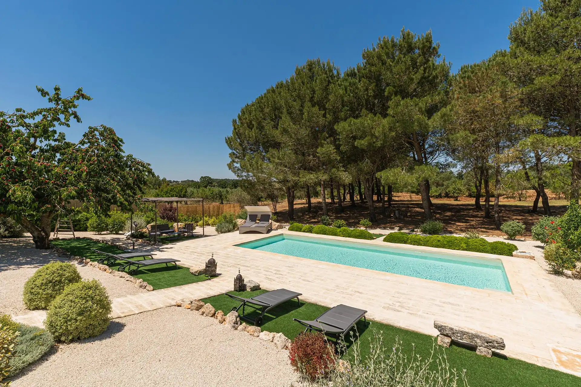 Solarium and private pool