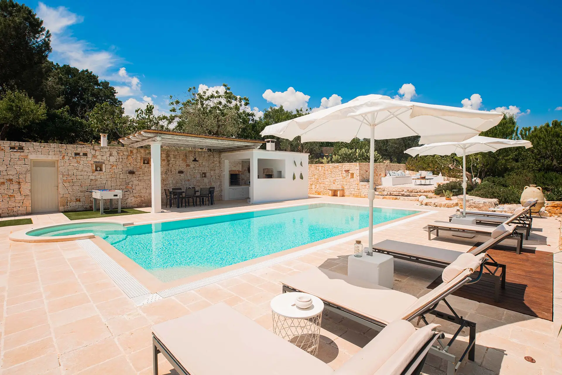 Solarium e piscina privata a sale