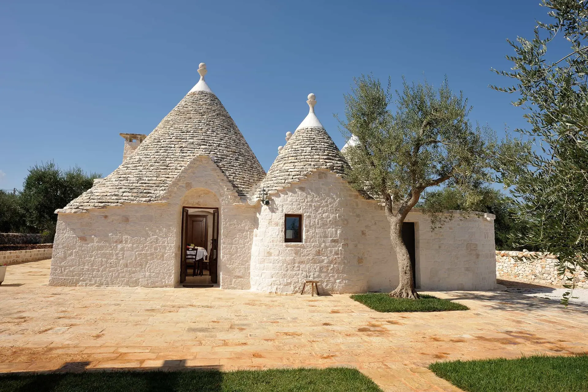 15_Trullo_Due_Ulivi_outside_view_house_risultato