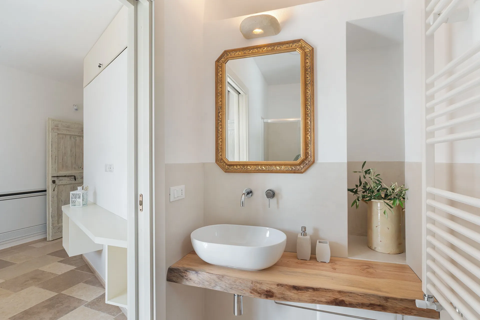 Ensuite bathroom 1
