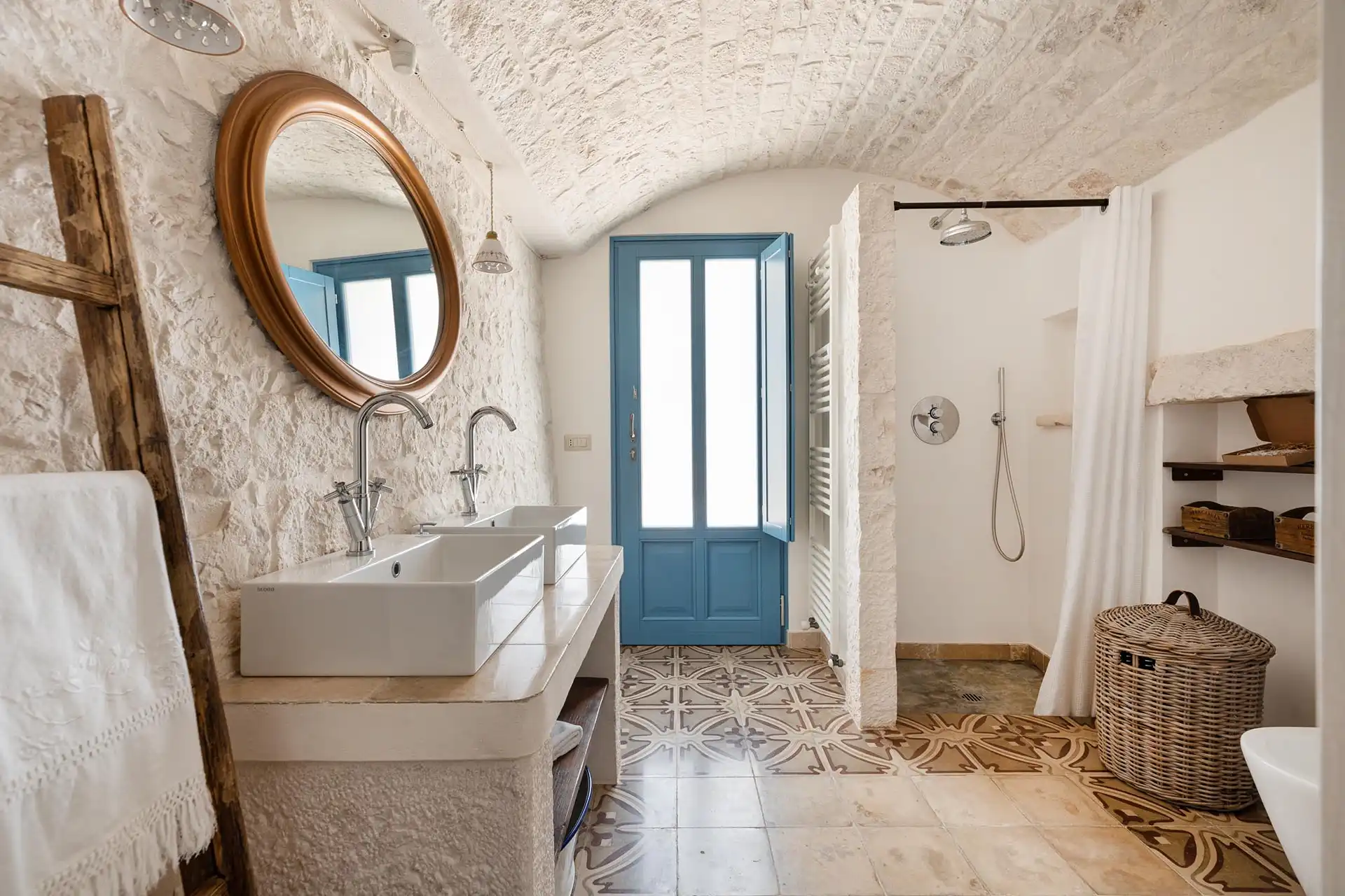 Main bathroom with shower