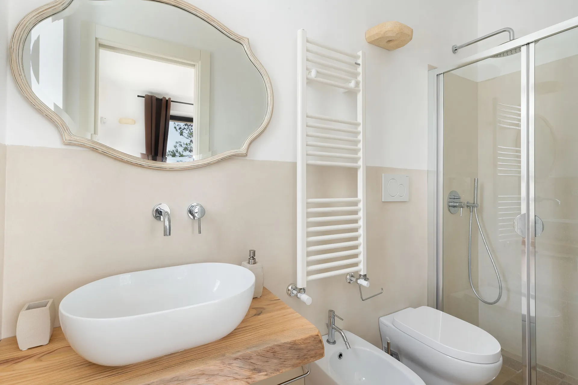 Ensuite bathroom of the 1-floor bedroom
