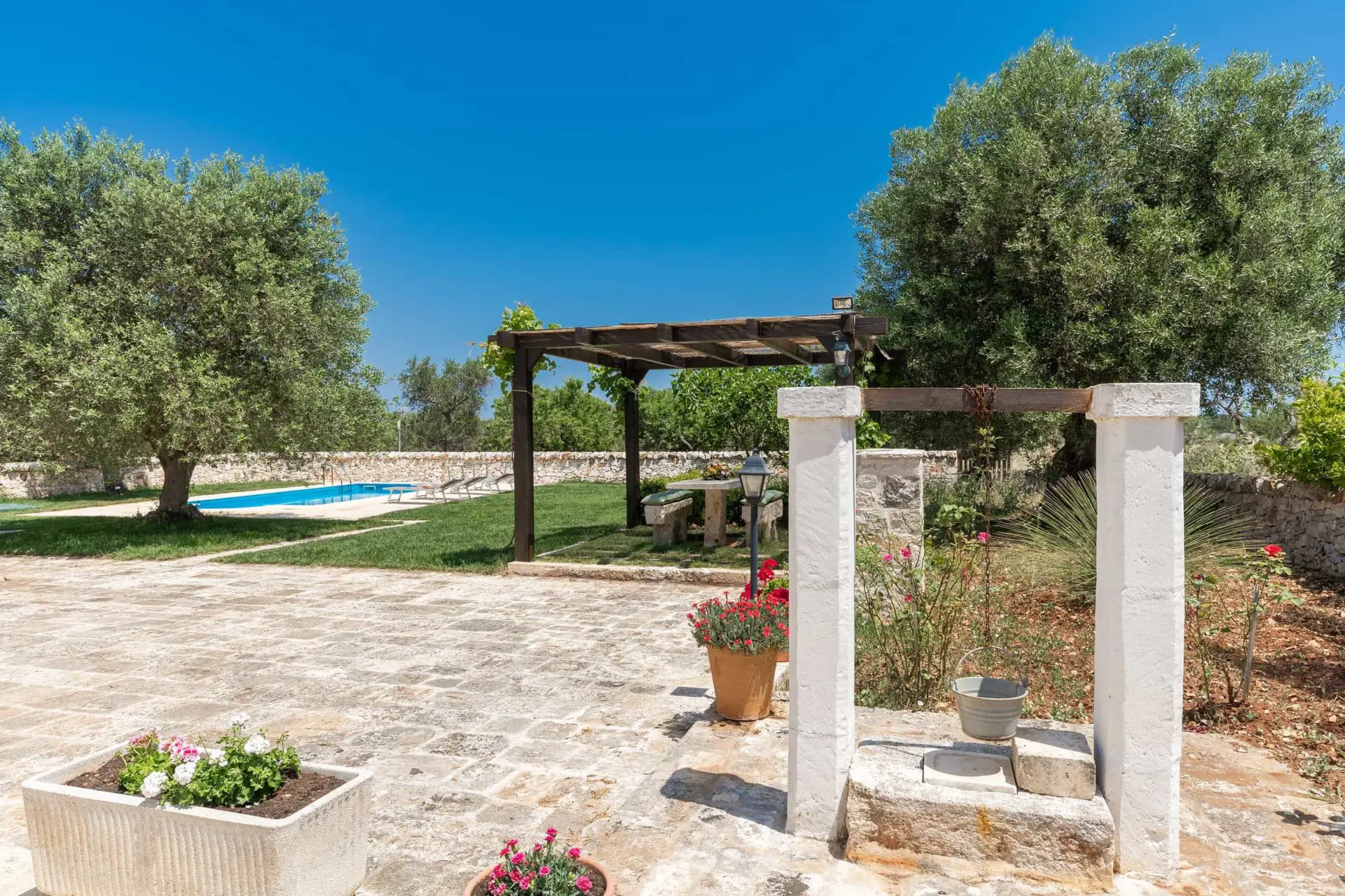 18_Trullo_Due_Ulivi_Luxury_Villa_gazebo_barbecue_area (2)_risultato