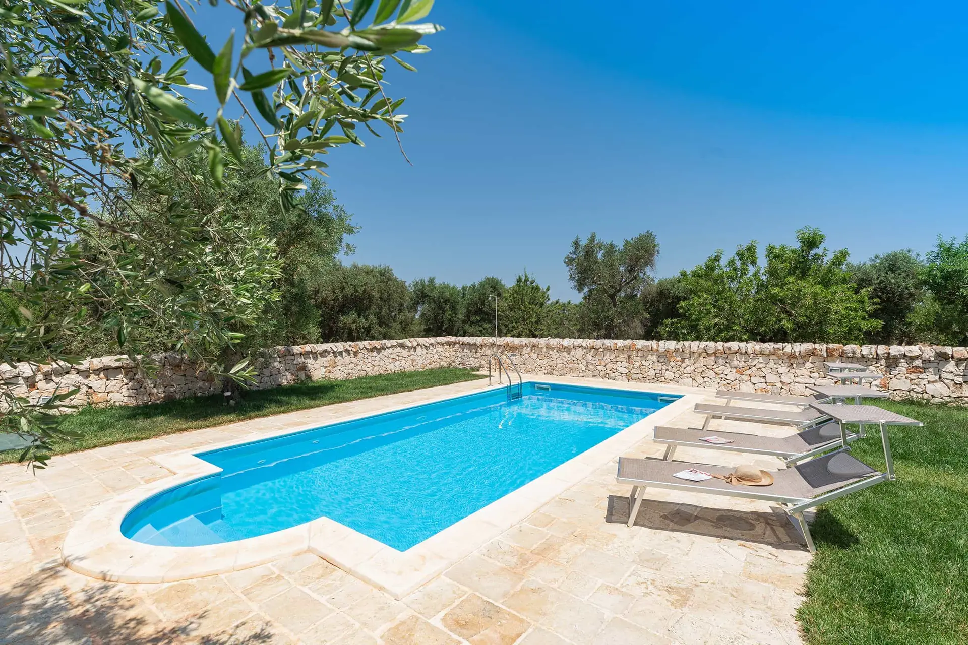 Pool with stairs and hydromassage jets