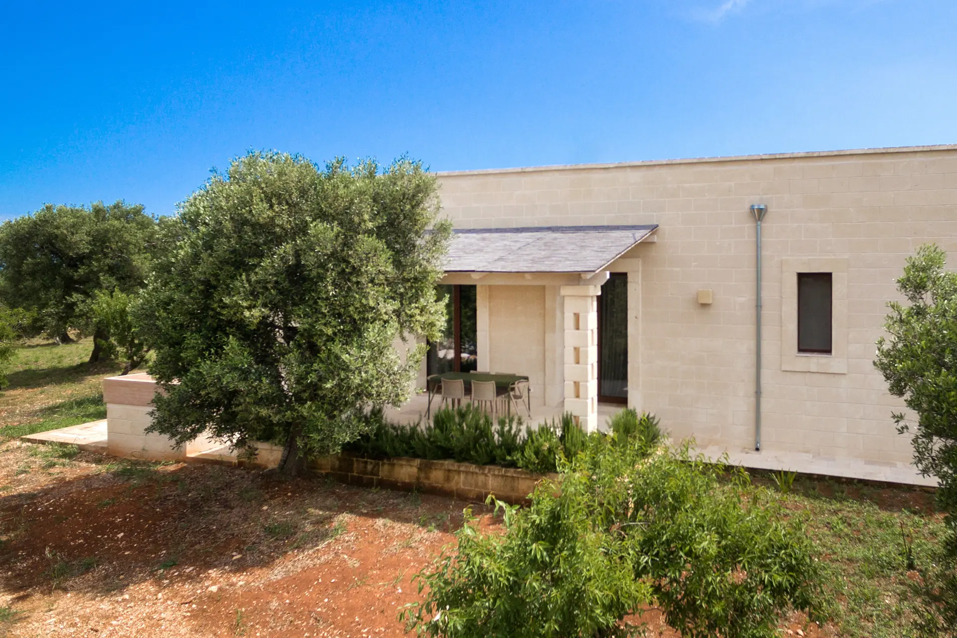 24_Villa_Elisa_Puglia_Paradise_luxury_outside_entrance