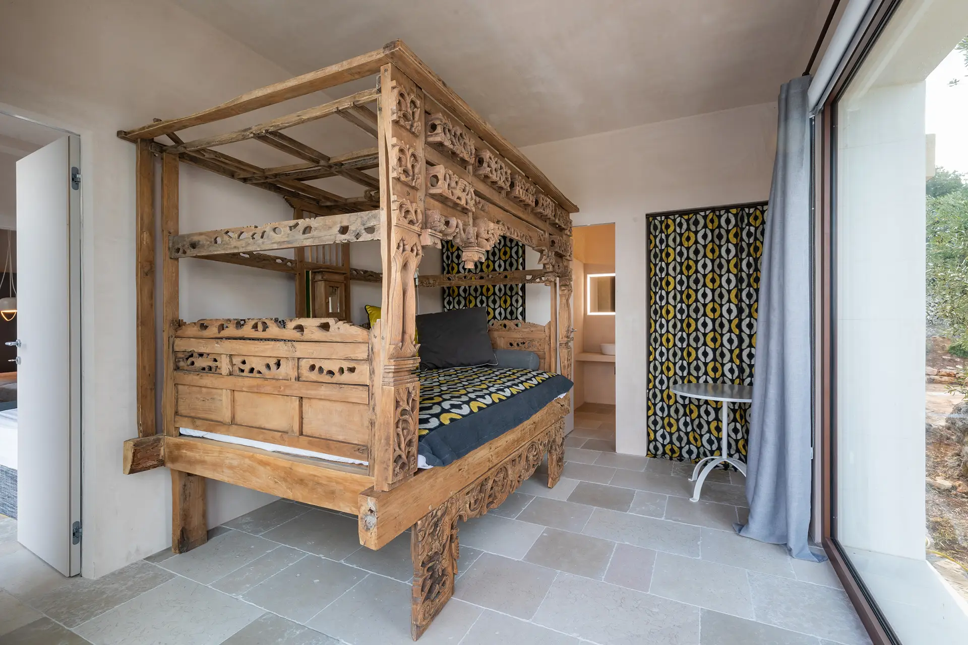 Double bedroom with ensuite, seaview and 150cm large bed