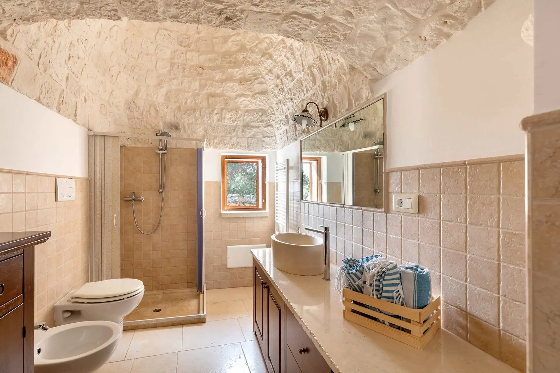 Main bathroom with shower