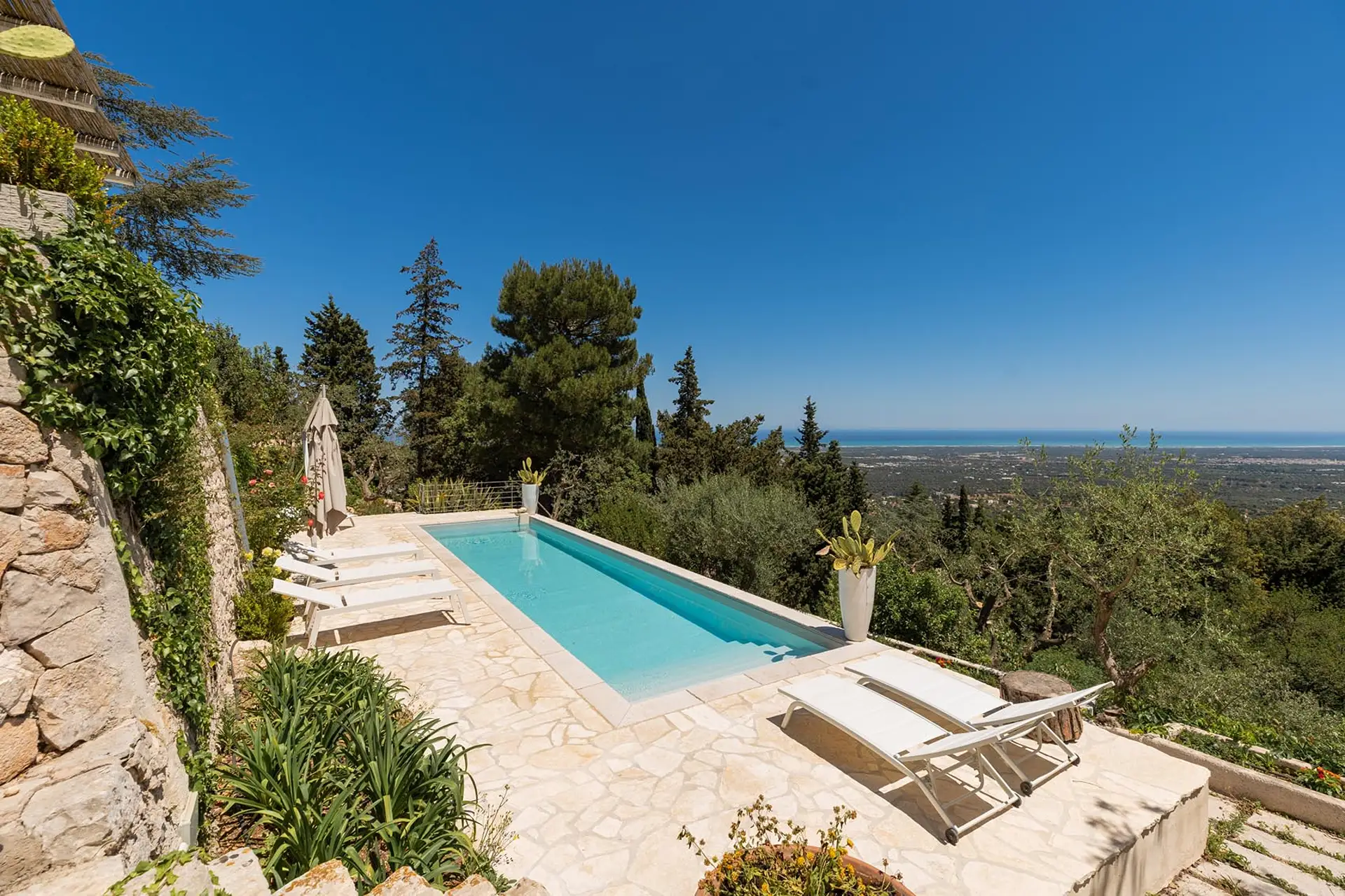 Solarium and private pool