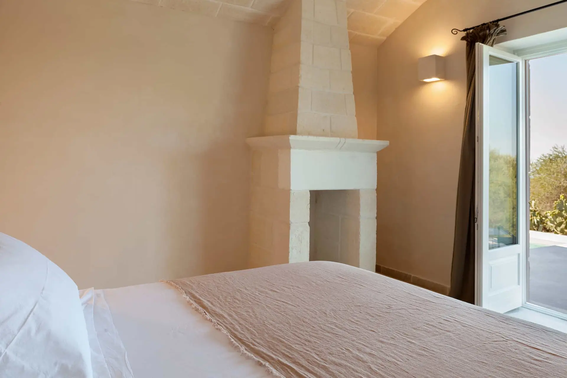 38_2_Villa_Margareta_Puglia_Paradise_luxury_seafront_bedroom_ensuite_bathroom