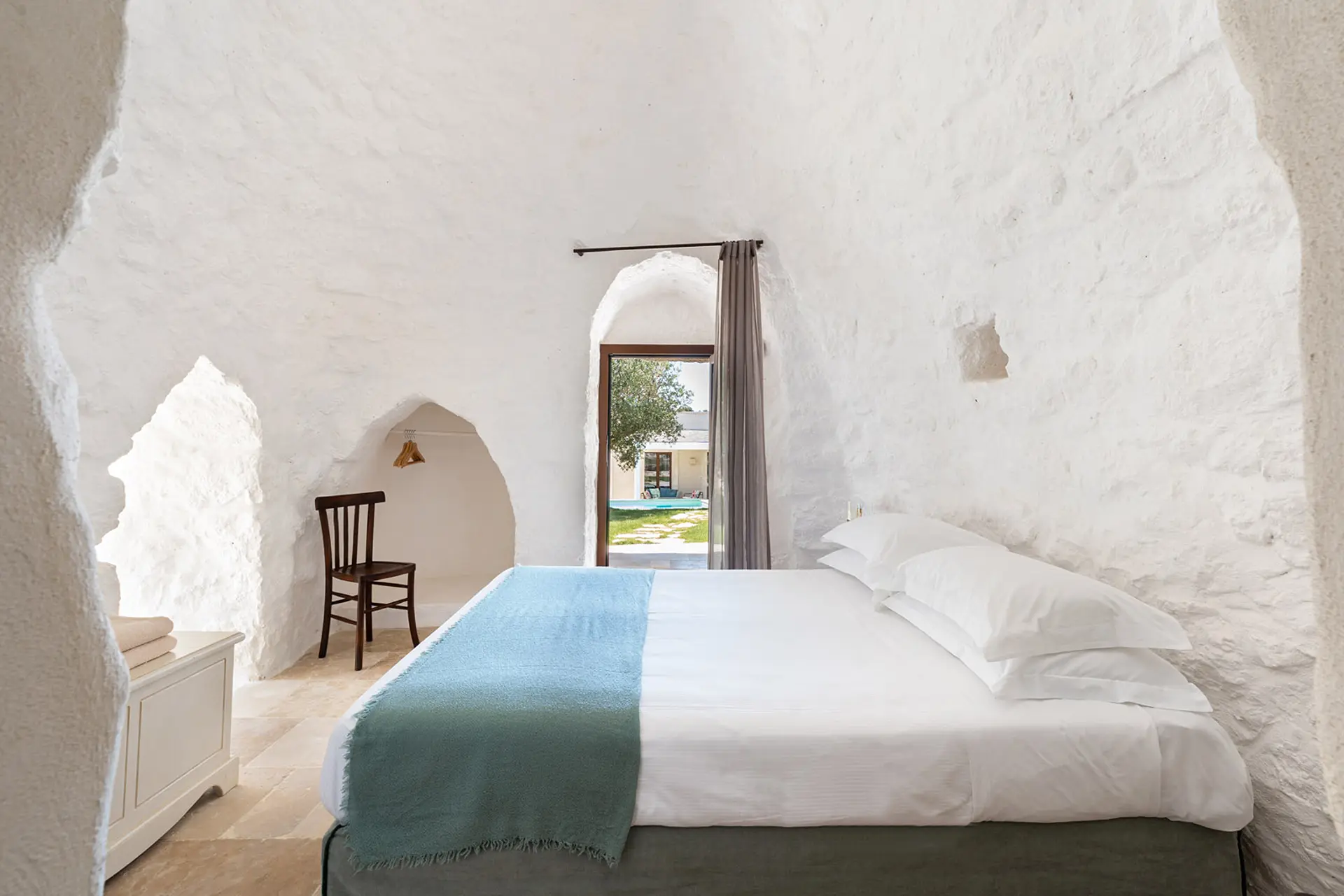 39_NUOVA_Villa_Elisa_Puglia_Paradise_luxury_master_bed_room_suite_risultato
