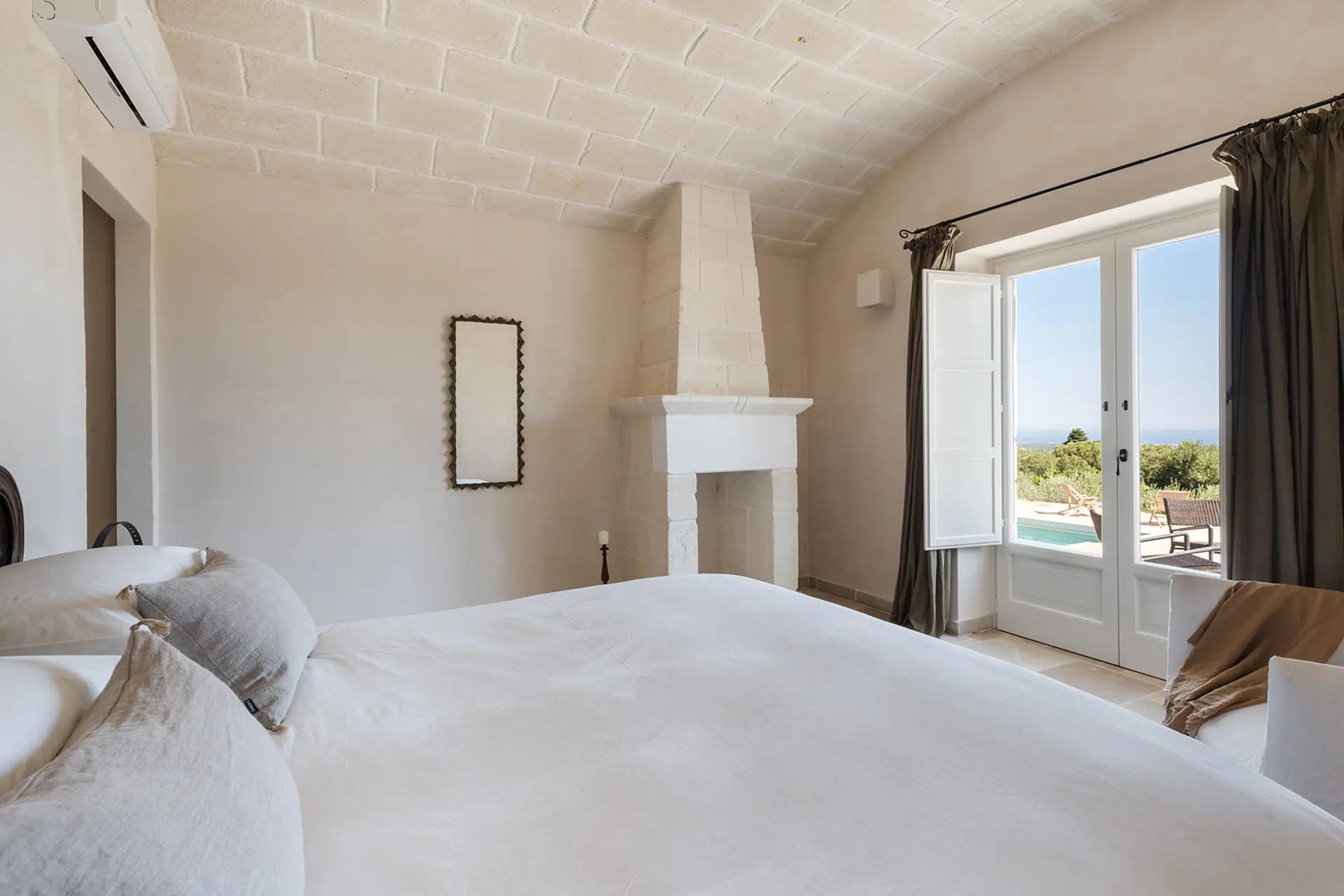 41_ NUOVA_Villa_Margareta_Puglia_Paradise_luxury_seafront_bedroom_ensuite_bathroom