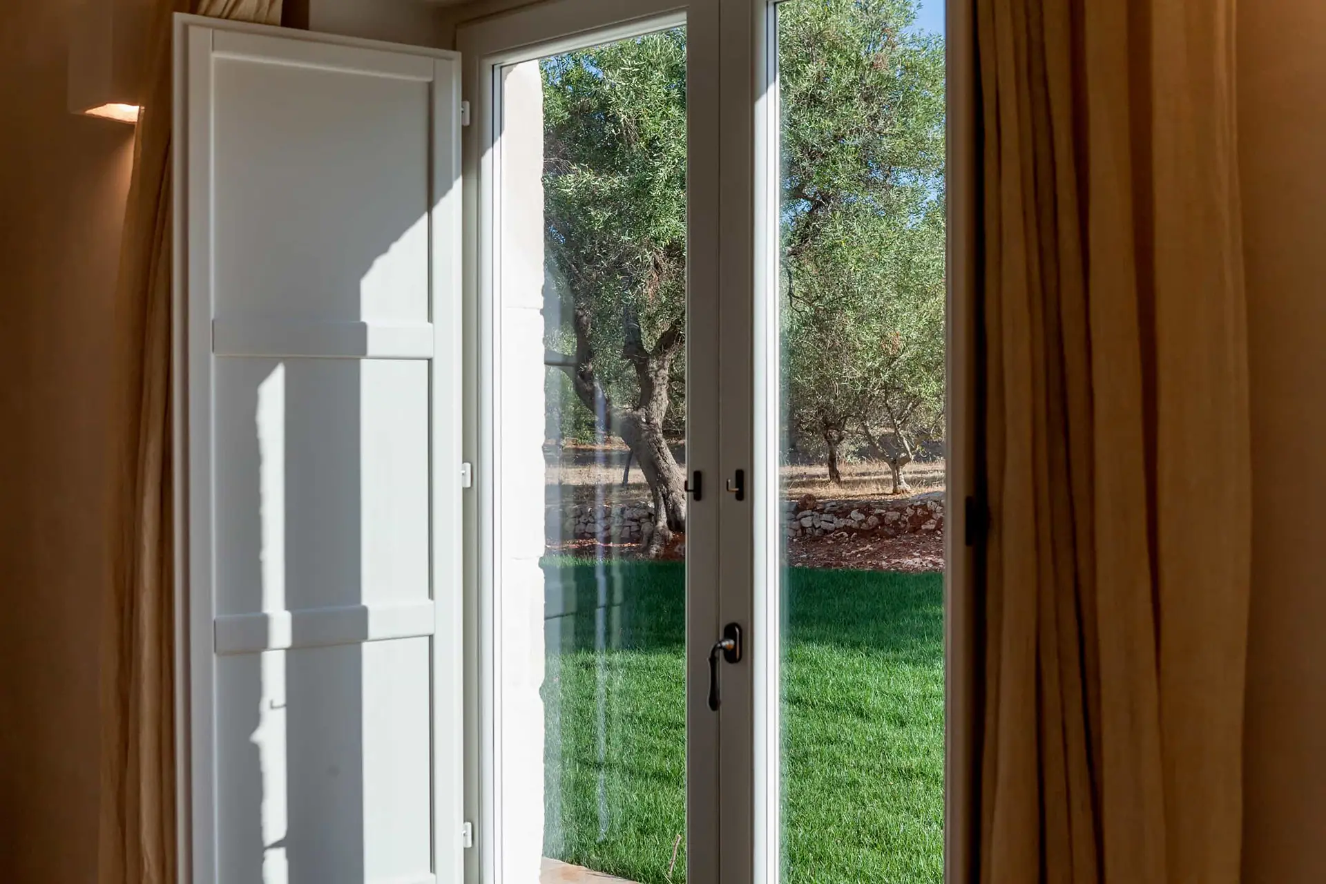 44_Villa_Margareta_Puglia_Paradise_luxury_seafront_bedroom_ensuite_bathroom