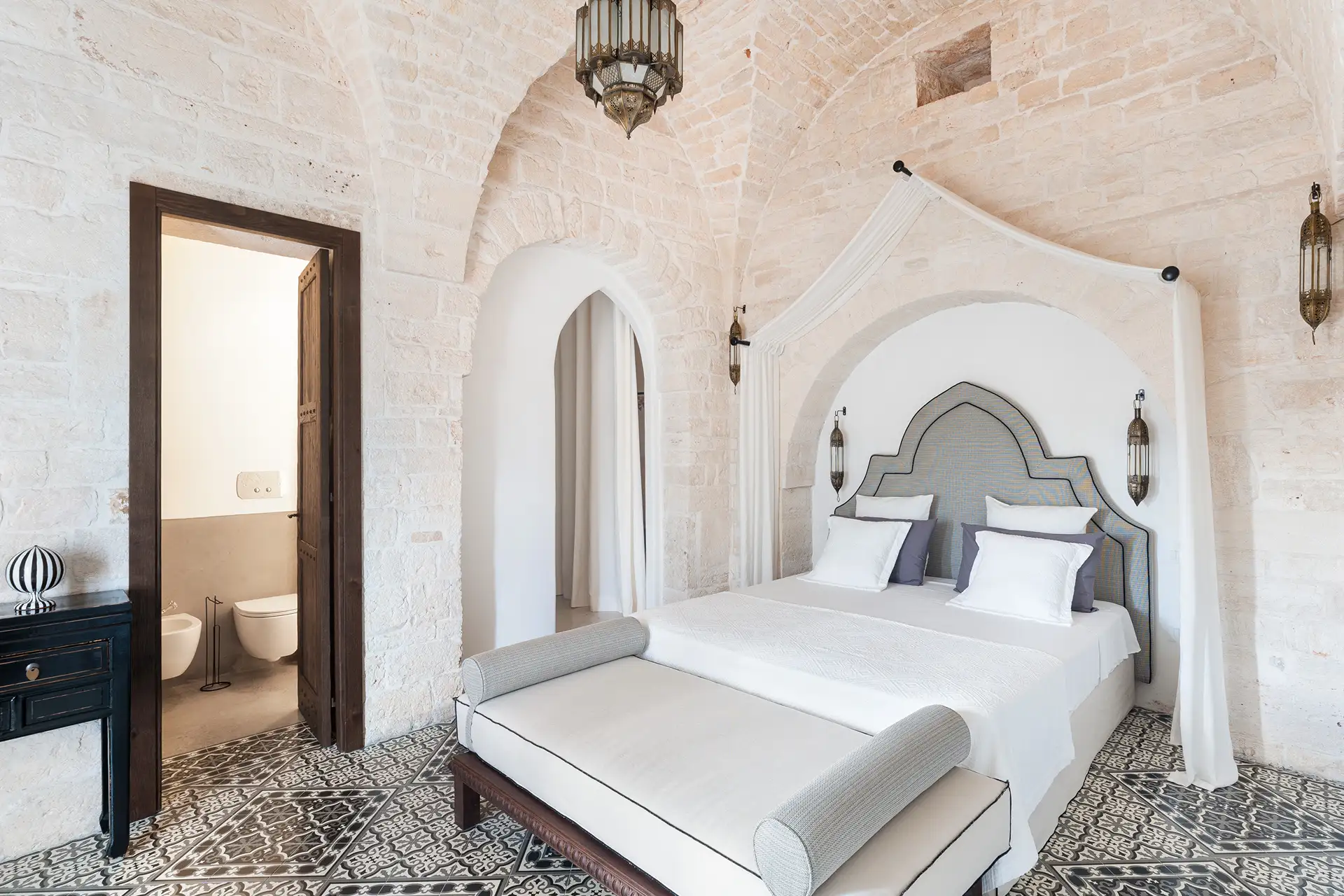 Trullo 1: Master bedroom with ensuite and 180cm large bed