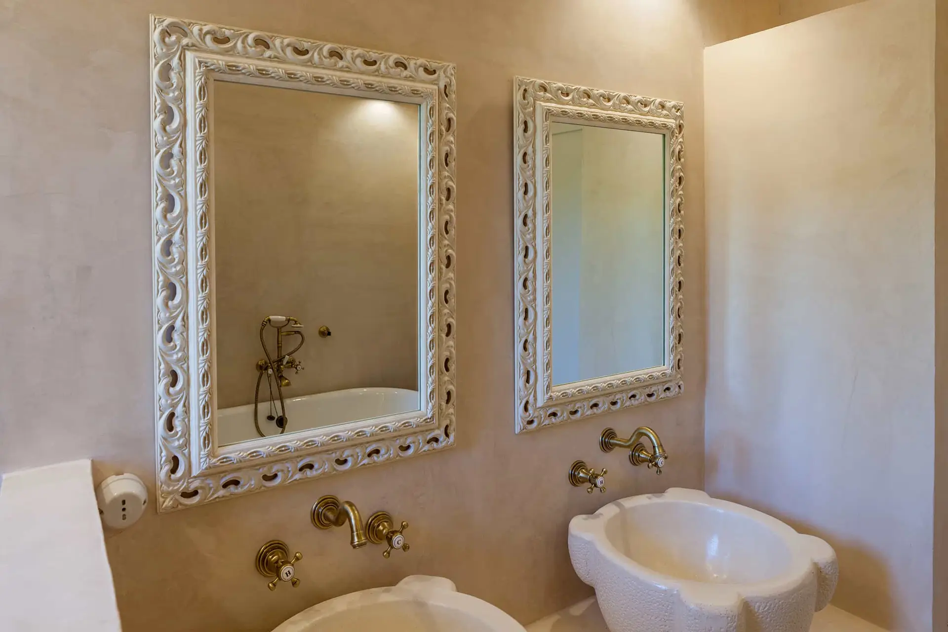 51_ Villa_Margareta_Puglia_Paradise_luxury_seafront_bedroom_ensuite_bathroom