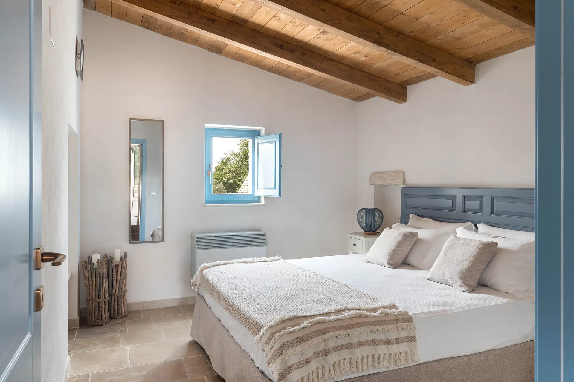 Suite with ensuite bathroom and independent access