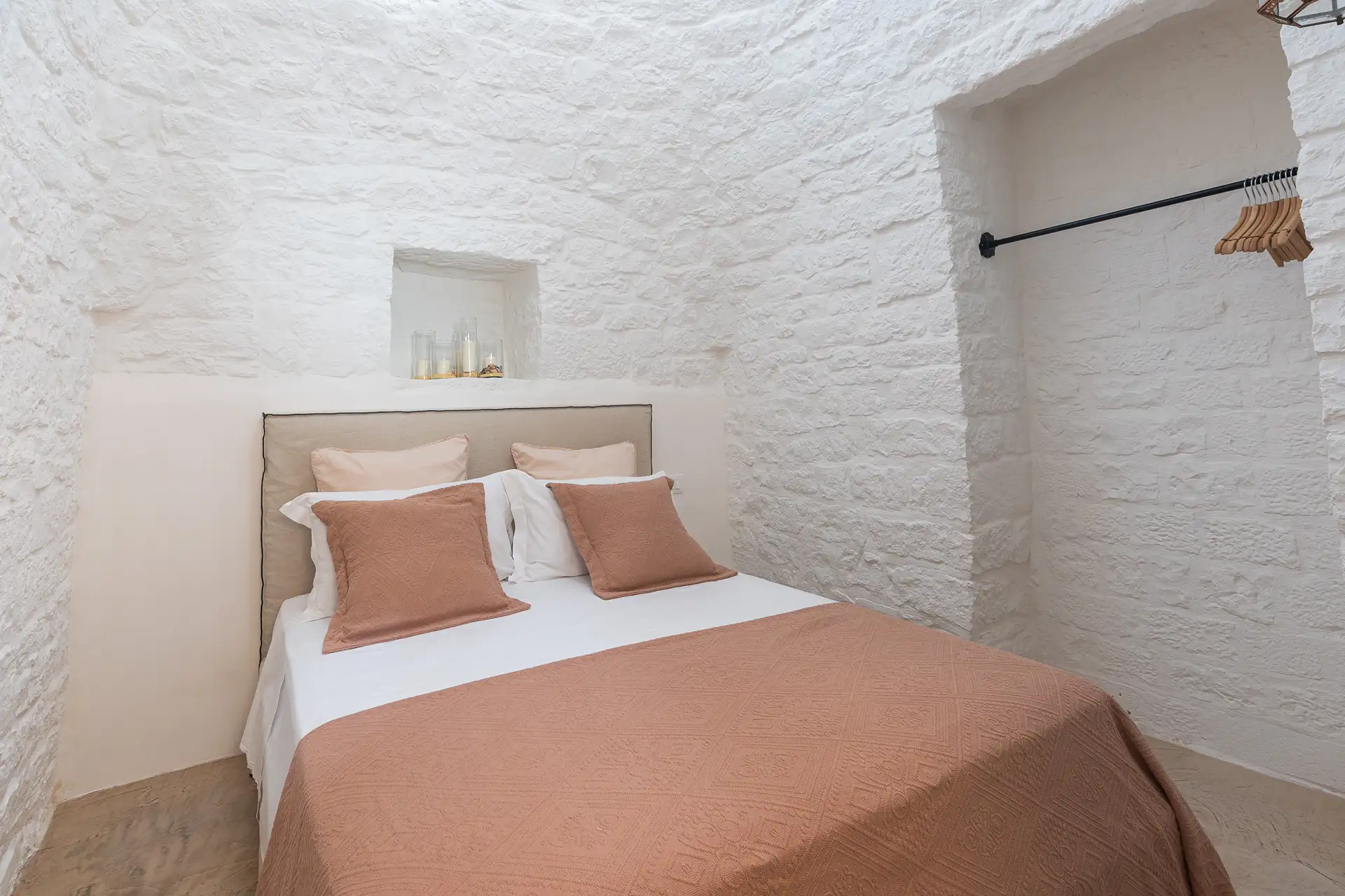 Trullo 1: Double bedroom with 160cm large bed
