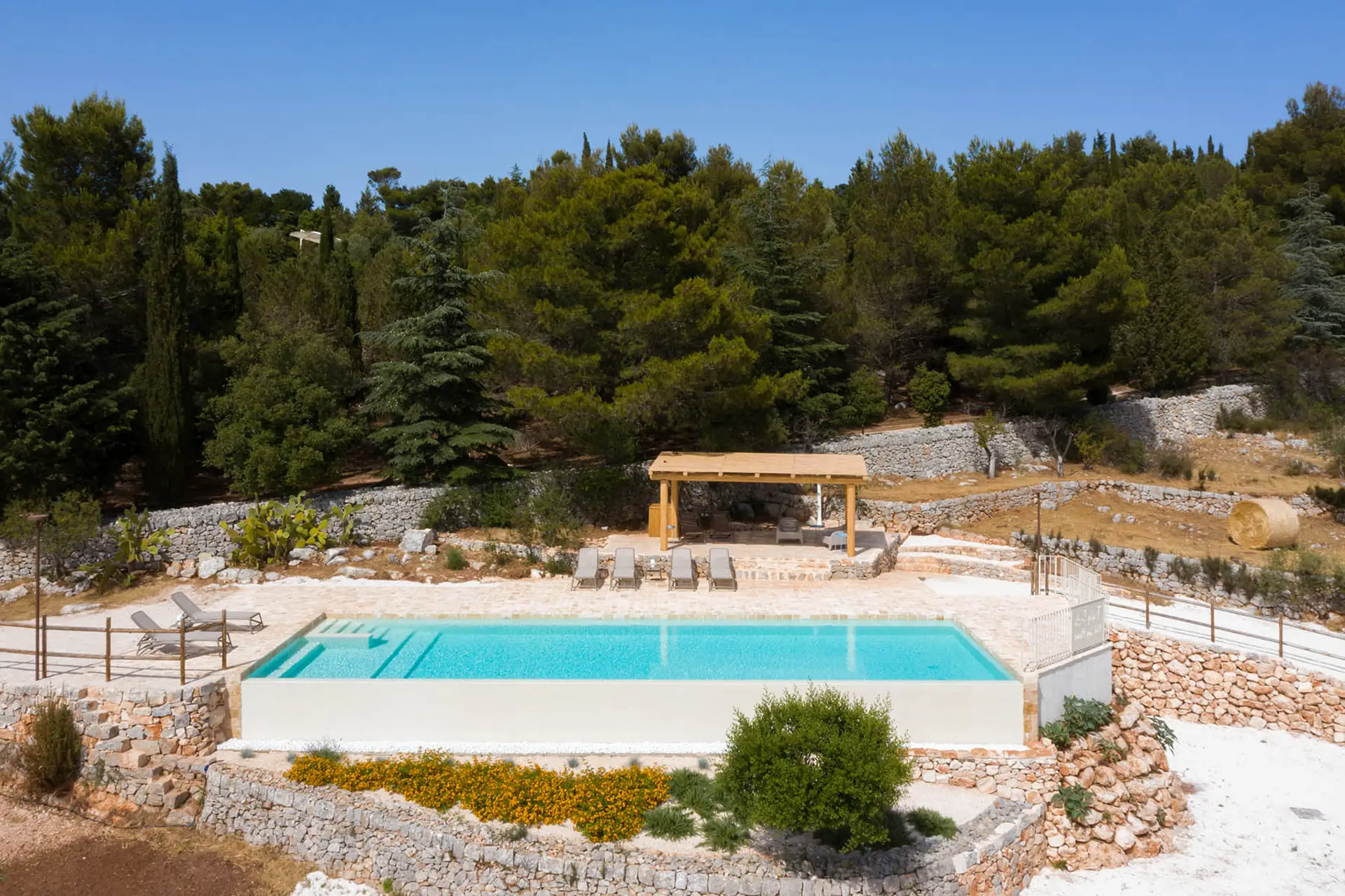Solarium and private infinity pool