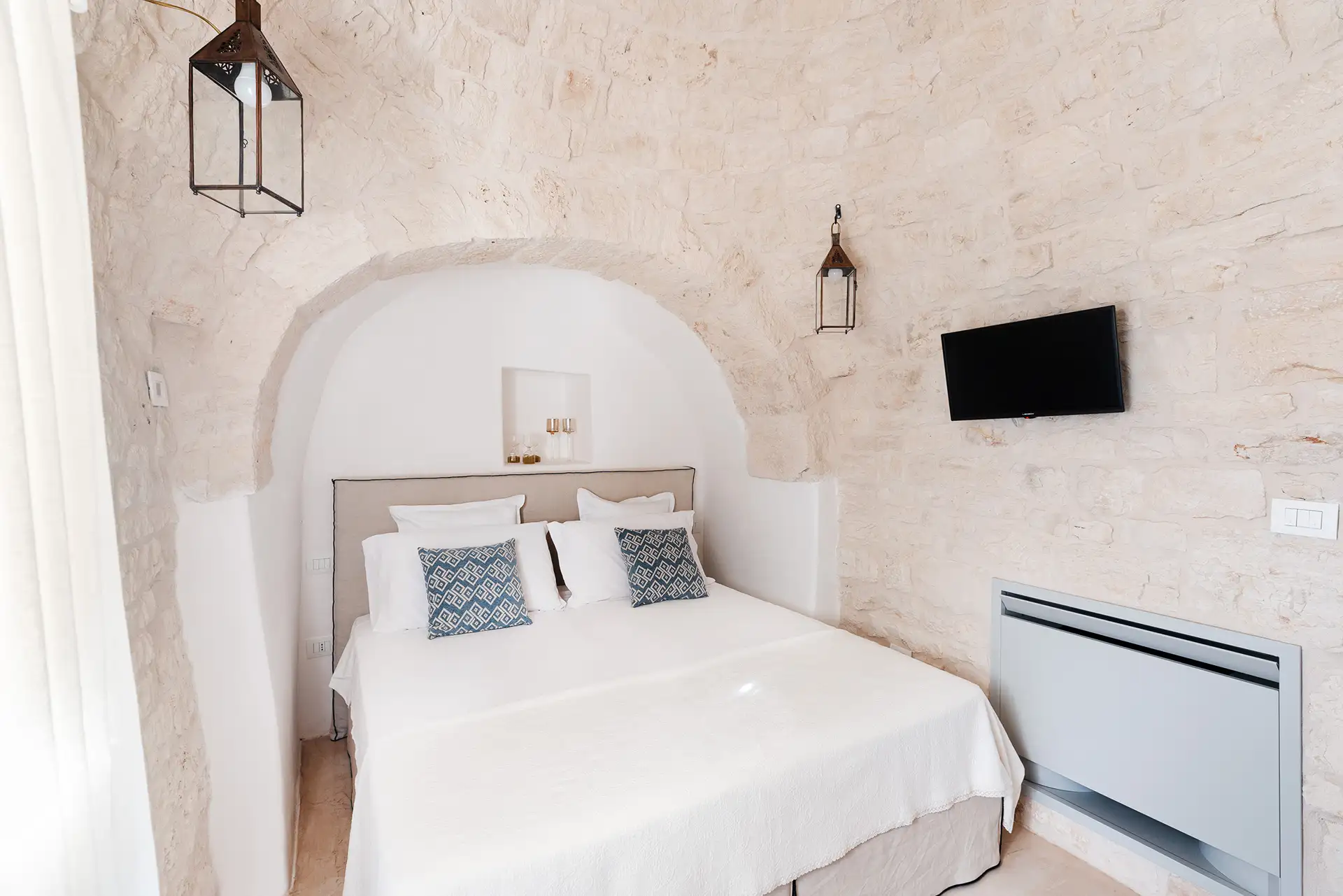 Trullo 2: Double bedroom with 160cm large bed