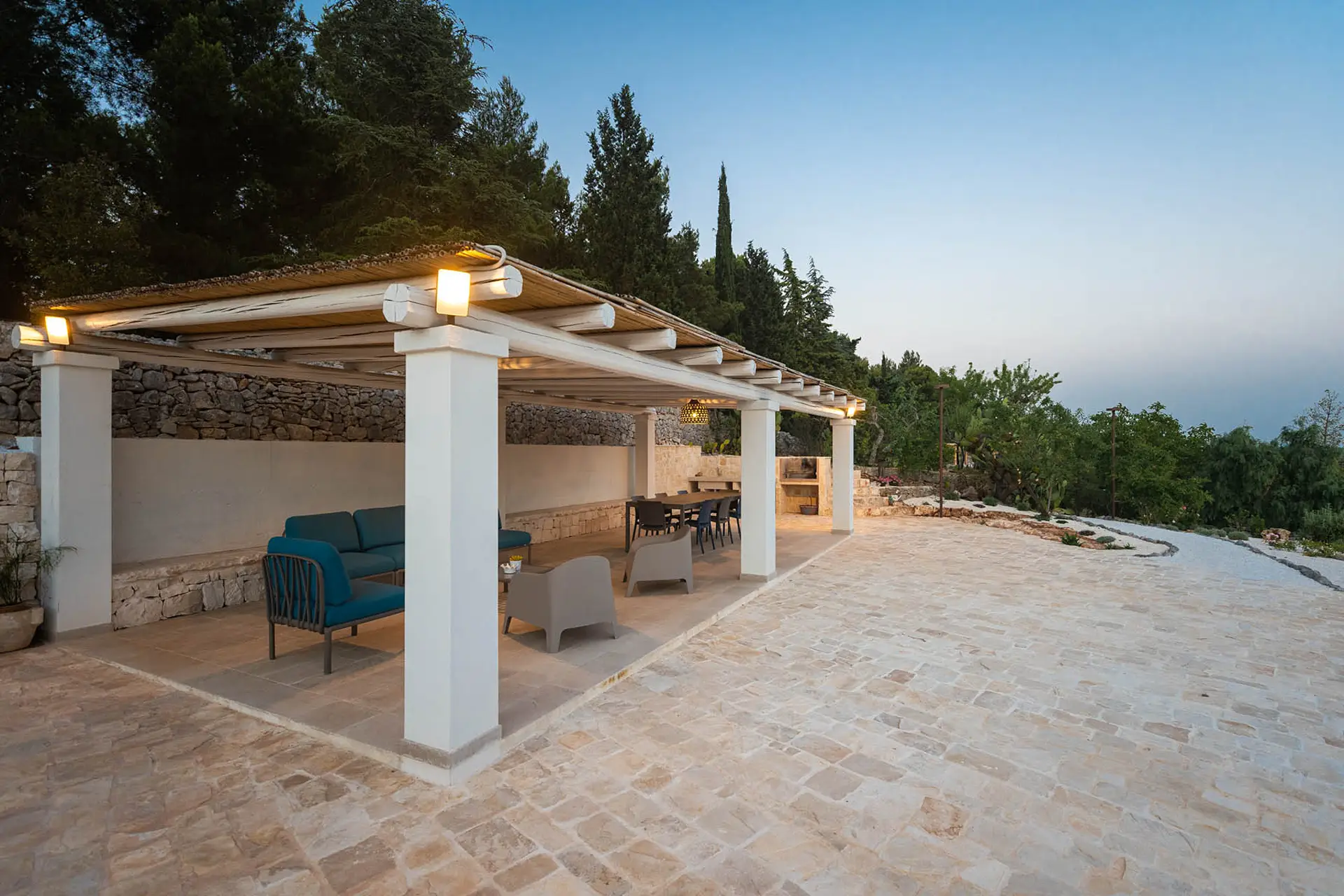 Gazebo principale con vista sulla campagna